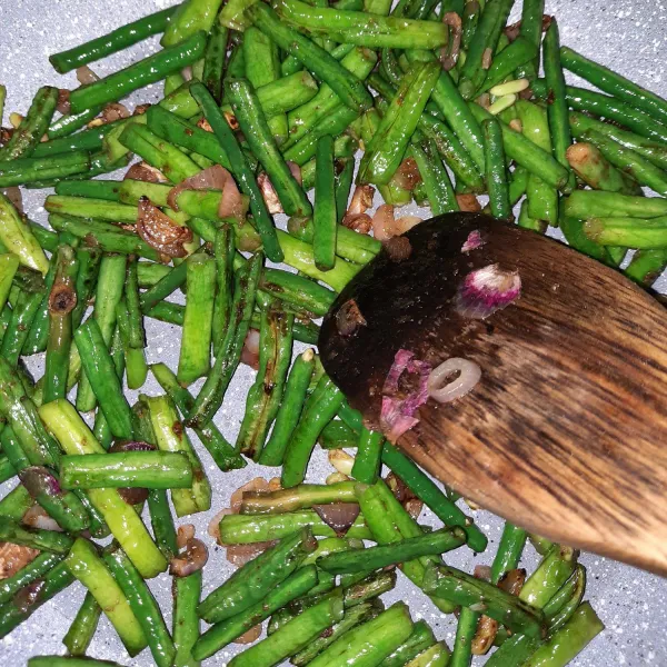 Masak hingga layu dan sedikit kecoklatan seperti gambar lalu masukkan lada, aduk rata, matikan api.