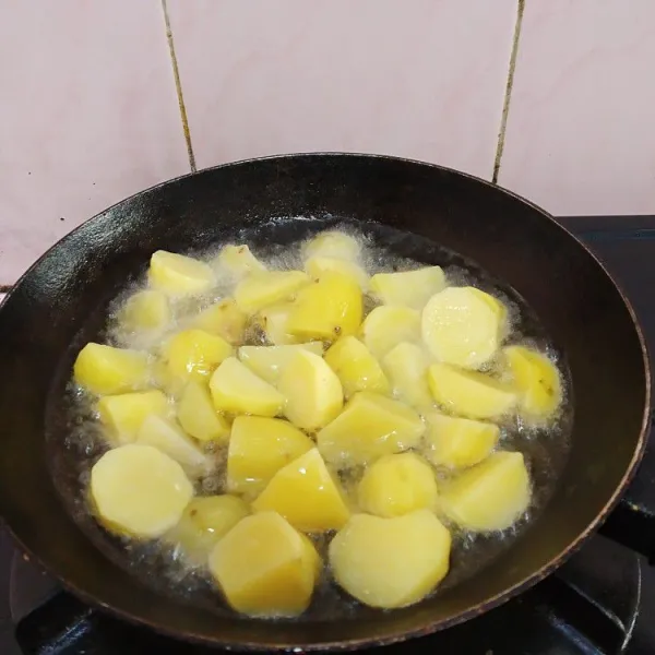 Goreng kentang dengan api sedang hingga empuk, tujuan kentang digoreng agar perkedel tidak mudah pecah.