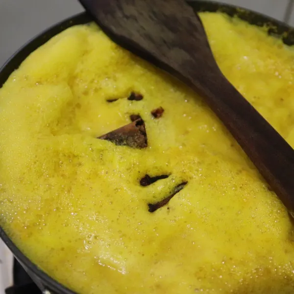 Masak nanas yang telah di blender tambahkan kayu manis dan cengkeh, sesaat setelah air menyusut lalu masukan gula pasir .