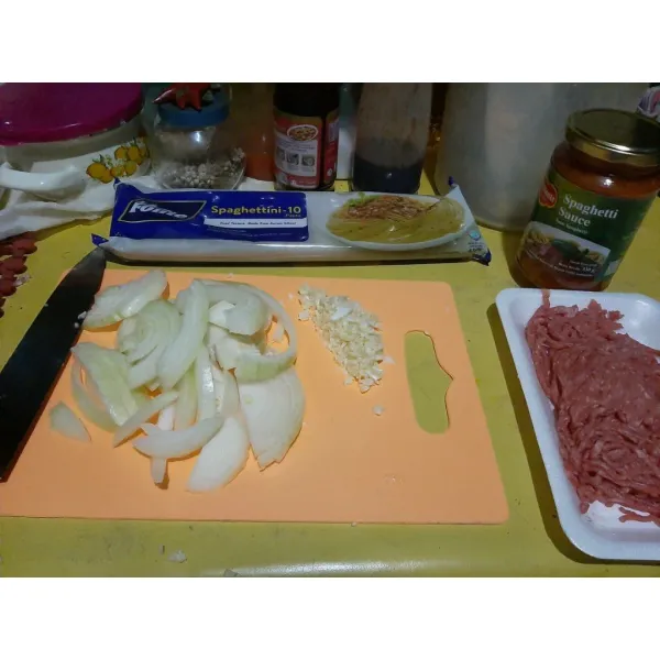 Cincang bawang putih, iris bawang bombay, rebus spaghetti dan siapkan daging sapi cincang