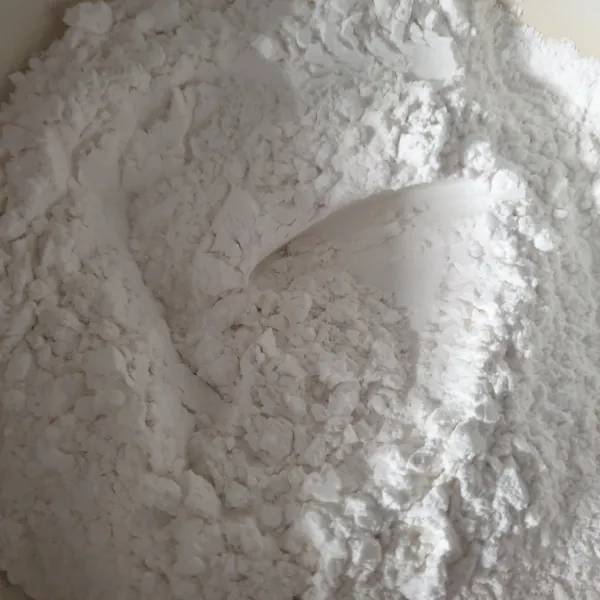Siapkan tepung beras,ketan campur aduk rata masukkan edapan air pandan sedikit demi sedikit aduk rata sampai kalis.