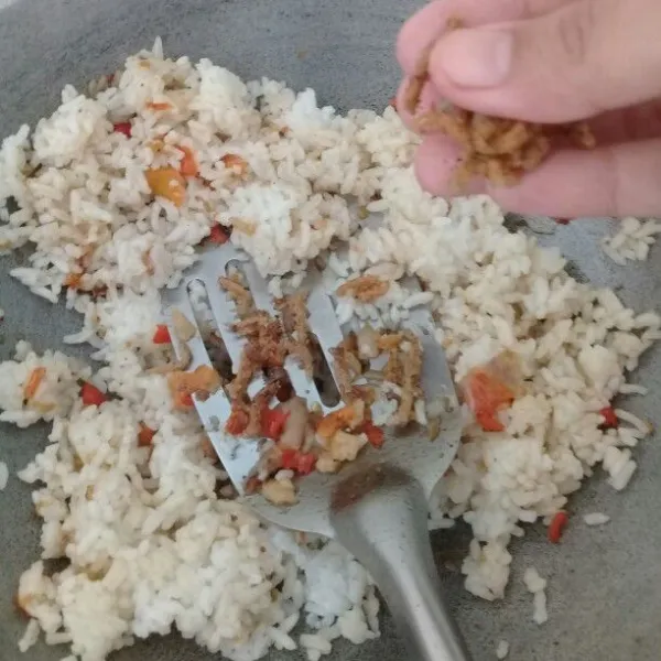 Masukan ikan teri nasi lalu aduk kembali.