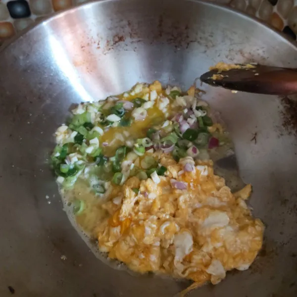 Setelah telur sudah orak-arik masukkan bawang-bawang (step 2). lalu masak berbarengan dengan telur