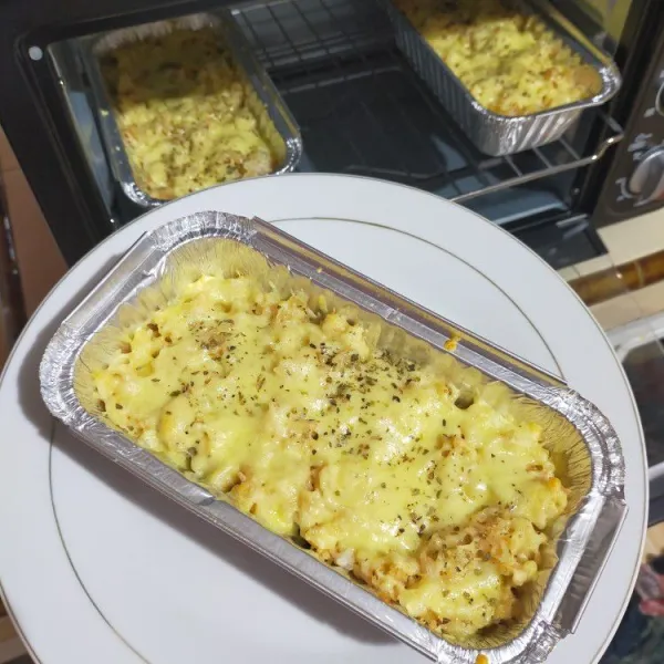 Oven hingga mozarela meleleh, kurang lebih 10menit. Keluarkan dari oven dan siap disajikan.