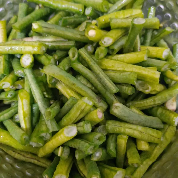 Potong-potong kacang panjang.