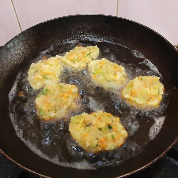 Goreng adonan perkedel dengan api sedang.