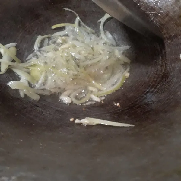 Panaskan minyak. Tumis bawang putih sampai harum lalu masukkan bawang bombay.