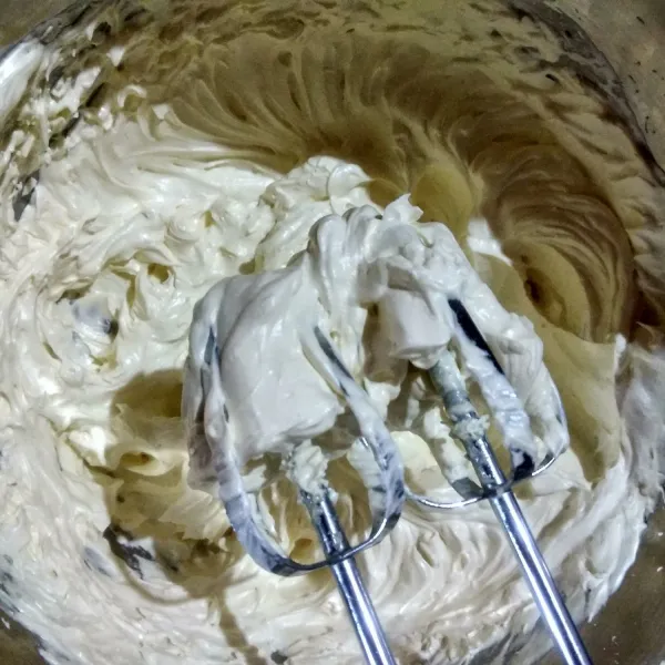 Campur margarin beku, kental manis, vanilla essen, dan garam. Mixer hingga putih mengembang selama 15 menit. Sisihkan.