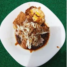 Sajikan dengan tempe goreng, telur ceplok dan taburan bawang goreng.