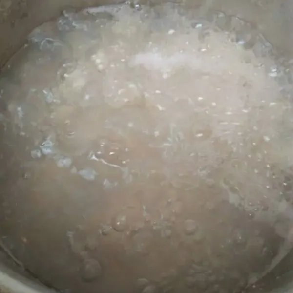 Didihkan air di panci lalu rebus singkongnya tambahkan garam. Rebus sampe singkong empuk kurang lebih 20 menit.