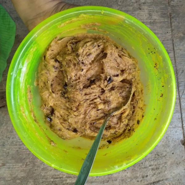 Tambahkan baking powder dan irisan coklat batang (opsional, dapat diganti dengan chocochips), lalu aduk hingga kalis.