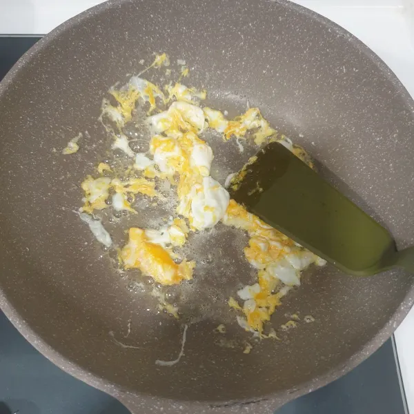 panaskan sedikit minyak sayur, goreng telur dan buat orak-arik, angkat dan sisihkan