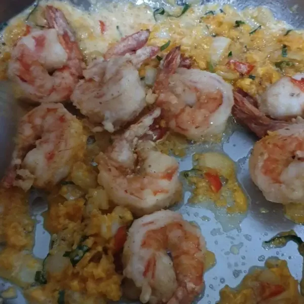 Lalu masukkan udang & diaduk rata.