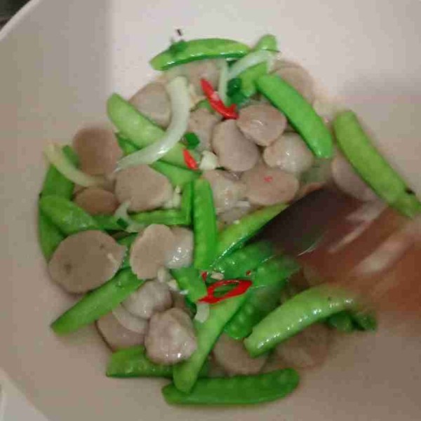 Masukkan kapri, sedikit irisan cabe merah untuk pemanis warna. Beri bumbu dan sedikit air. Masak jangan terlalu lama agak kapri masih kres.
