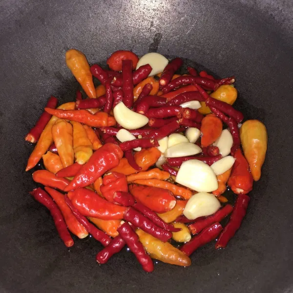 Panaskan 100 gr minyak, lalu goreng bawang & cabai hingga layu. Angkat & tiriskan.
