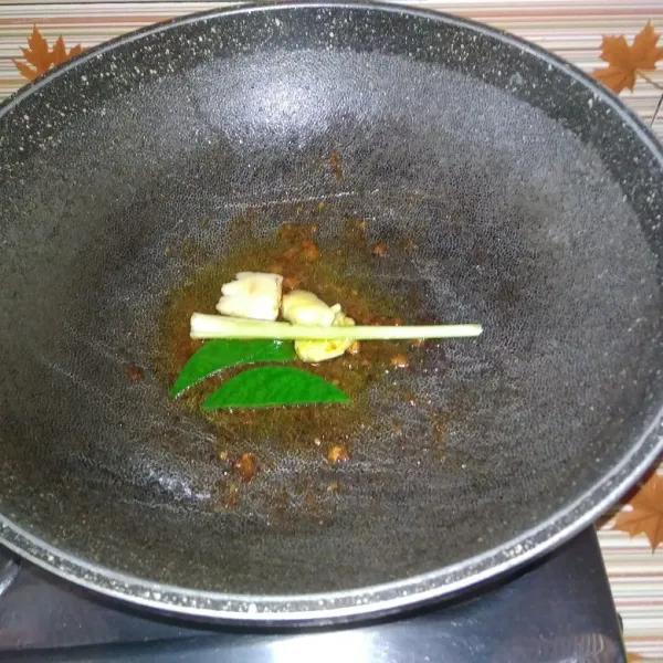Tambahkan daun jeruk,sereh, lengkuas dan jahe.