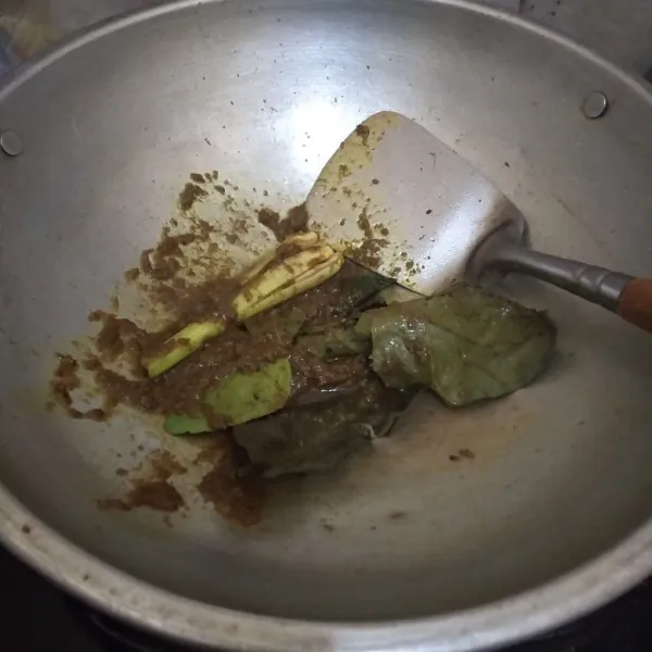 Blender bahan bumbu halus. lalu tumis bersama sereh, lengkuas, daun jeruk dan daun salam hingga harum.