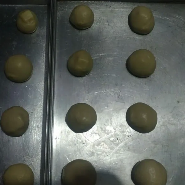 Tata rapi di atas loyang yang sudah di oles tipis margarin.