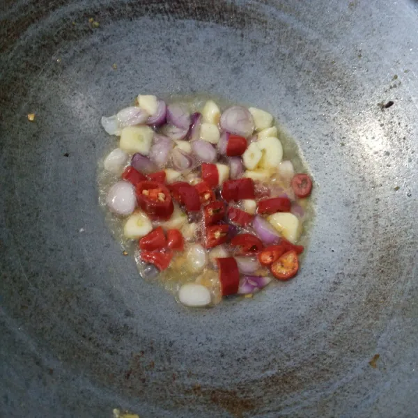 Tumis bawang merah, bawang putih, cabai merah dan cabai rawit sampai harum dan matang.