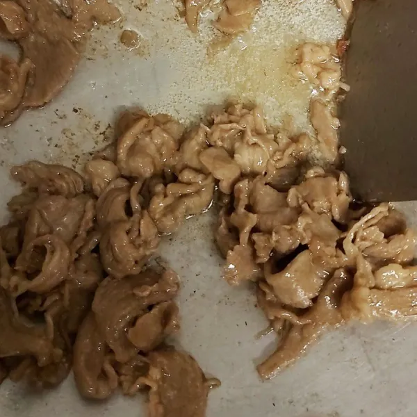 Lumuri rata daging sapi dengan bumbu marinate diamkan 30 menit biar bumbu meresap lalu goreng di teplon dengan sedikit minyak