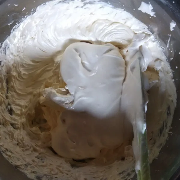 Masukkan campuran tepung dan telur ke dalam adonan margarin. Aduk hingga benar-benar rata dengan spatula. Sisihkan.