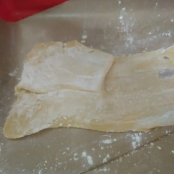 baluri kedua sisinya dengan tepung tapioka.
