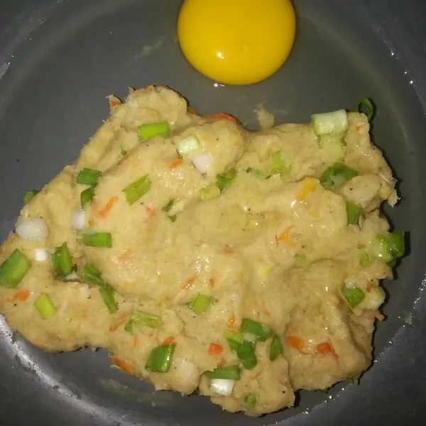 Diamkan adonan hingga hangat (agar telur tidak matang saat dimasukan ke dalam adonan), lalu masukan daun bawang dan telur campur hingga merata.