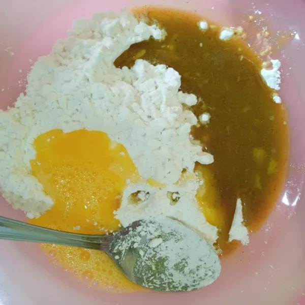Bahan kremes : Campurkan tepung tapioka, telur dan kuah ungkepan ayam.