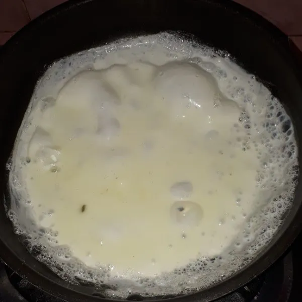 Pisah putih dan kuning telur, dikocok dengan tambahan garam halus dan lada. Kemudian digoreng dengan wajan secara bergantian.