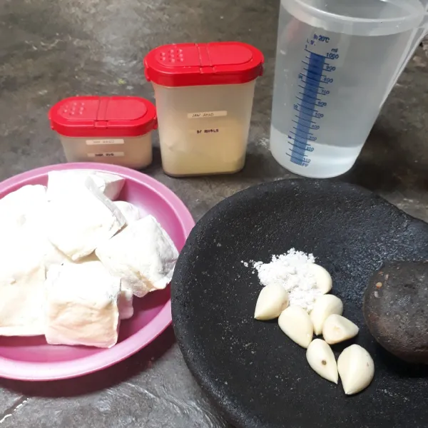 Siapkan bahan-bahan  yang diperlukan.