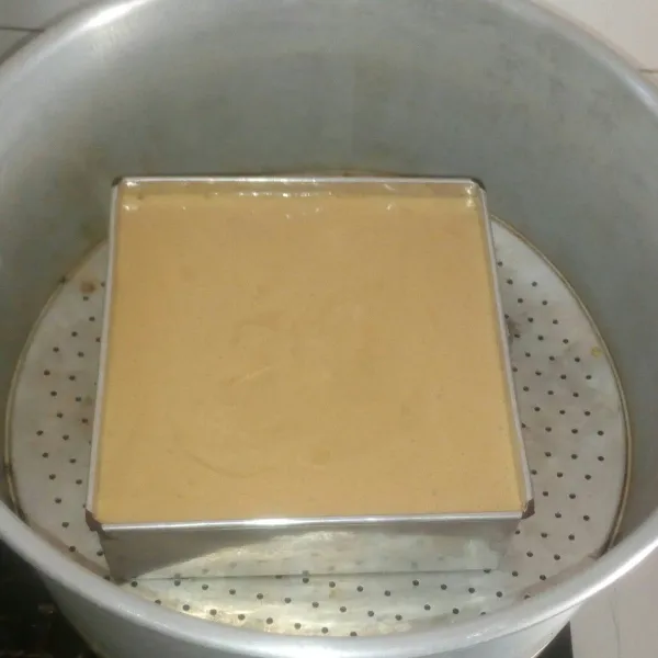 Kukus warna coklat selama 10 menit, timpa warna putih 10 menit dan terakhir warna white coffee kukus selama 30 menit dengan api sedang, dandang dipanaskan dahulu dan tutup di bungkus serbet bersih.