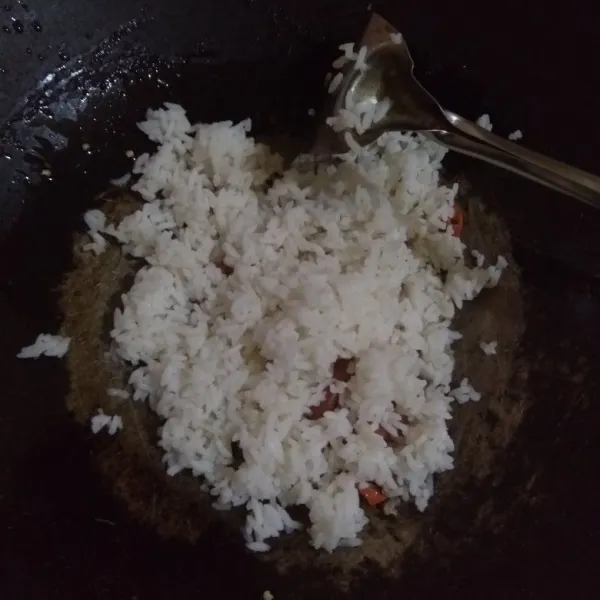Masukkan nasi putih kemudian aduk hingga rata.