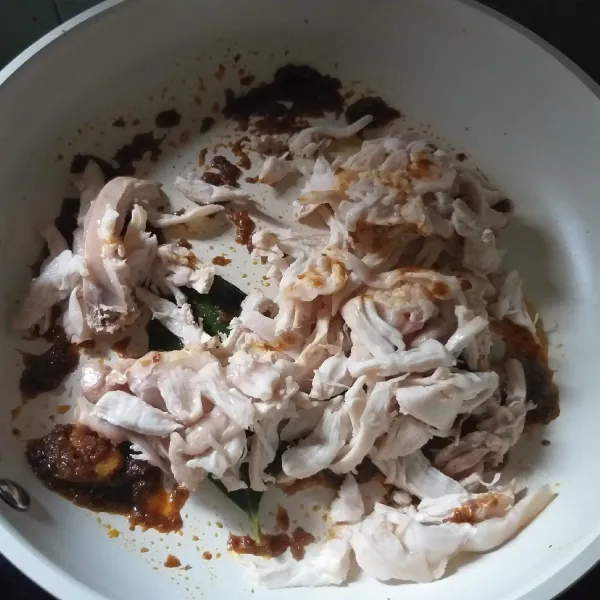 Masukkan ayam, garam, gula, kaldu bubuk dan beri sedikit air, aduk rata.