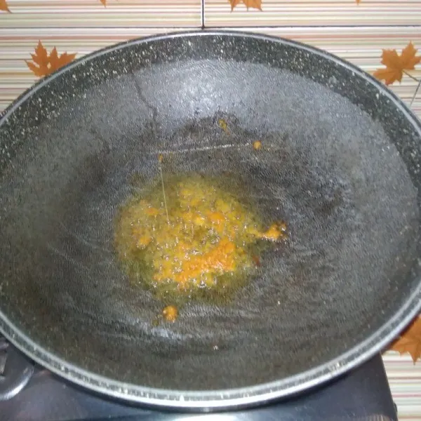 Panaskan minyak dan tumis bumbu halus hingga harum.