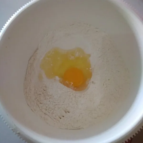 campur tepung dan garam. aduk asal rata. lalu masukkan telur, aduk hingga rata.