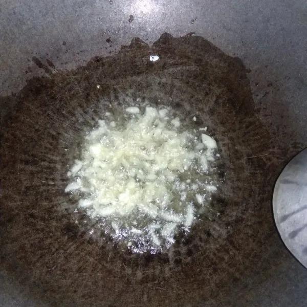 Panaskan wajan tumis bawang putih cincang sampai harum.