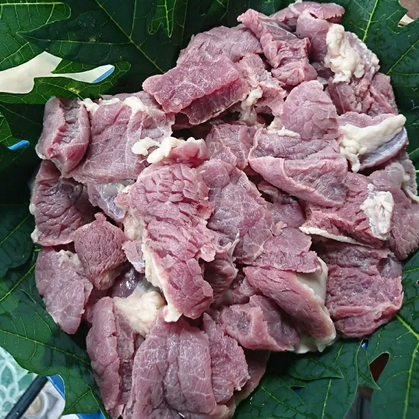 Bungkus daging sapi dengan daun pepaya kurang lebih 30 menit.