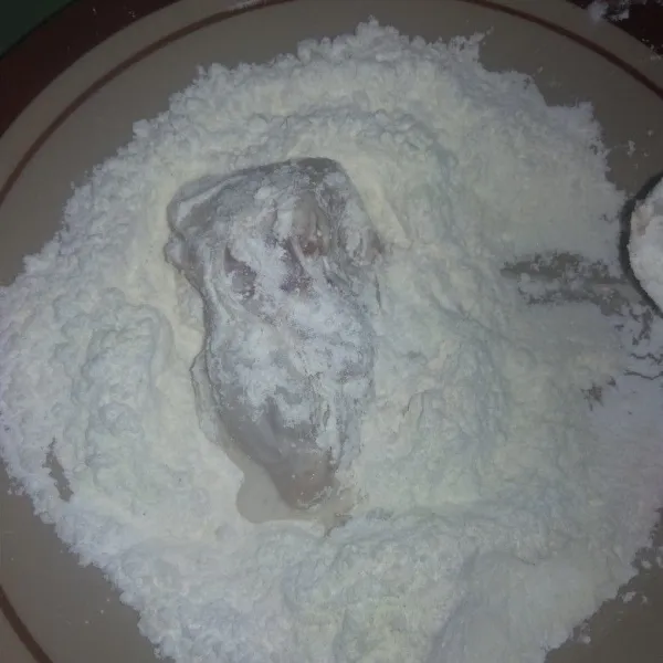 Angkat dari tepung basah masukan kedalam tepung kering sambil ditekan-tekan.