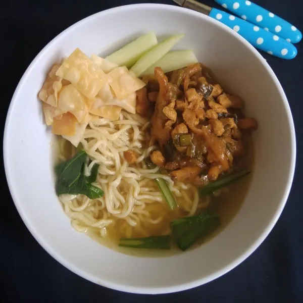 Penyajian : tata mie dimangkok, siram dengan kuah lalu beri toping ayam jamur, pangsit goreng dan acar mentimun. Sajikan hangat.