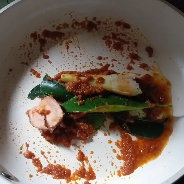 Panaskan wajan yang sudah diberi sedikit minyak, tumis semua bumbu hingga harum.