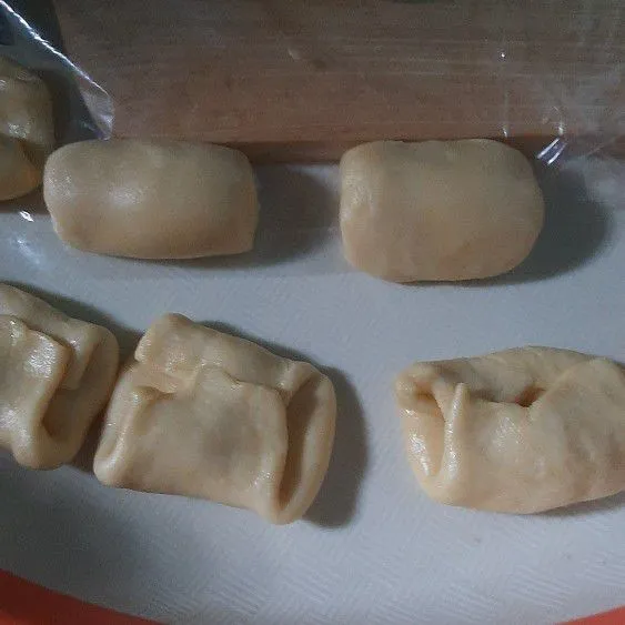 Gilas adonan bentuk bulat, lalu isi kulit dengan pisang, mesis dan keju, bentuk lipat menyerupai amplop, susun di loyang.