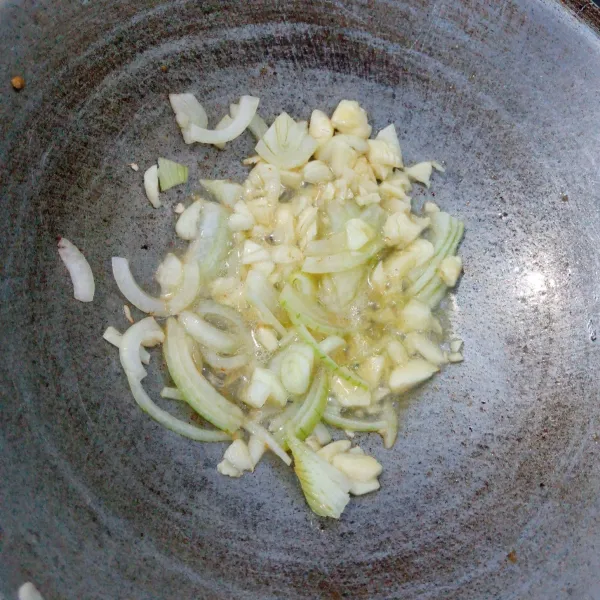 Tumis bawang putih dan bawang bombai sampai harum dan matang.