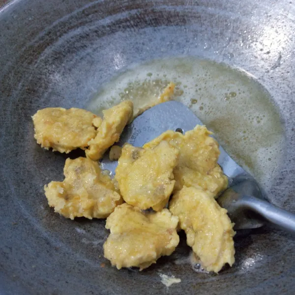 Goreng jamur sampai matang. Kemudian angkat dan tiriskan.