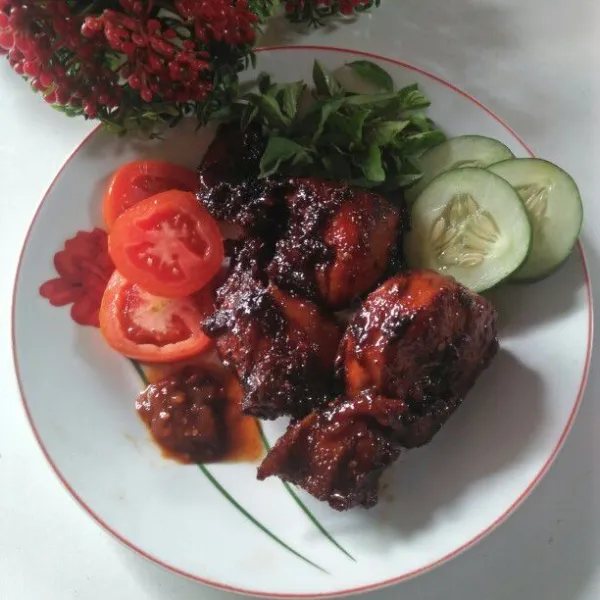 Sajikan ayam dengan lalapan bila suka pedas boleh ditambahkan lg sambal nya