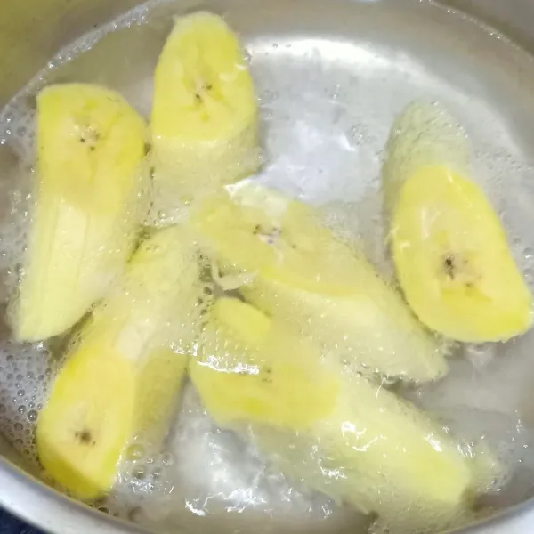 Potong-potong pisang,masukkan dalam air mendidih