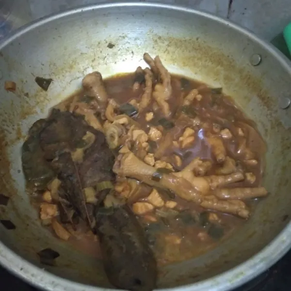 Masak hingga bumbu meresap dan air tinggal sedikit. Tes rasa. jika sudah pas matikan api.