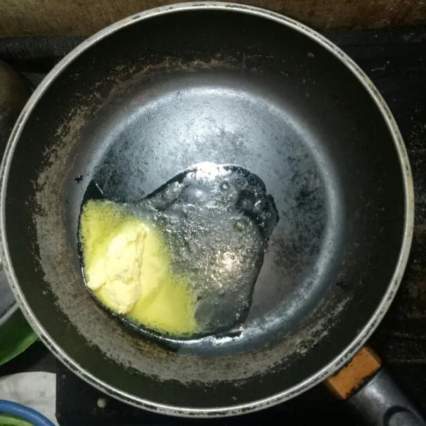 Panaskan penggorengan, kemudian lelehkan margarin.