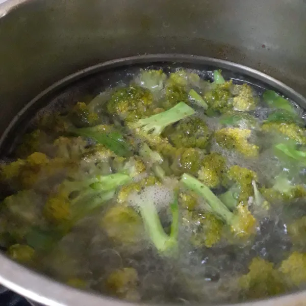 Cuci bersih brokoli. Didihkan air bersama sedikit garam. Masukkan brokoli. Rebus brokoli selama 3 menit. Angkat dan tiriskan lalu langsung masukkan ke air es. Angkat dan tiriskan.