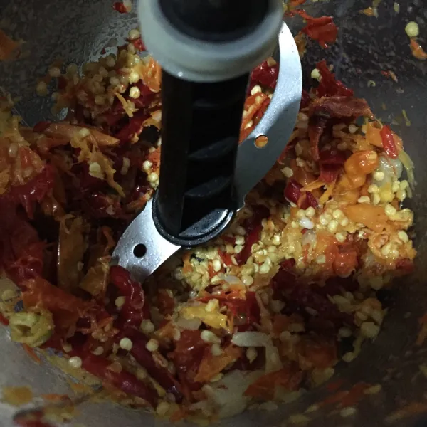 Kemudian haluskan cabai & bawang.