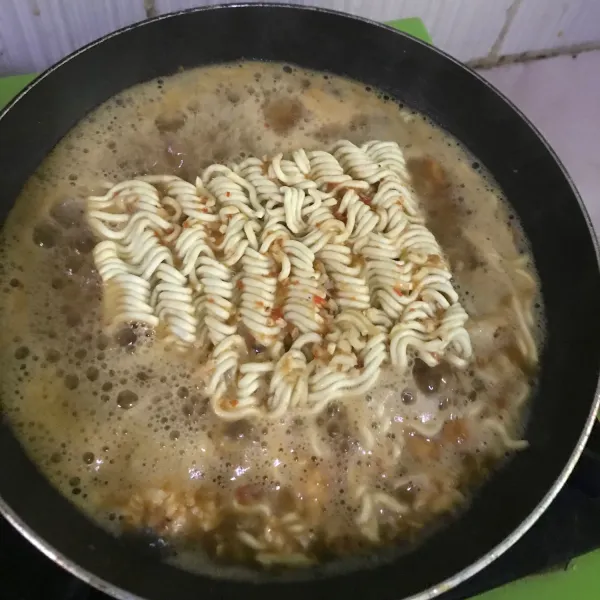 Masukkan 350ml air matang, tunggu sampai mendidih lalu masukkan mie.